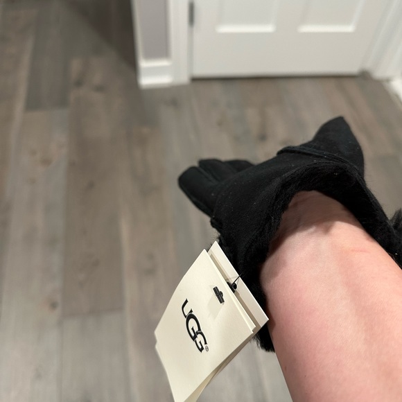 🧤 Ugg🧤Exposed Sheepskin Glove Black Woman Medium NWT - Picture 4 of 6